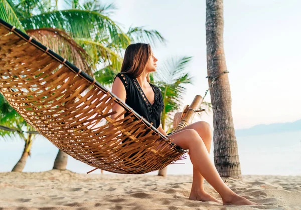 Förlorad Drömmar Flicka Sitter Hängmatta Mellan Palmer Den Tropiska Stranden — Stockfoto