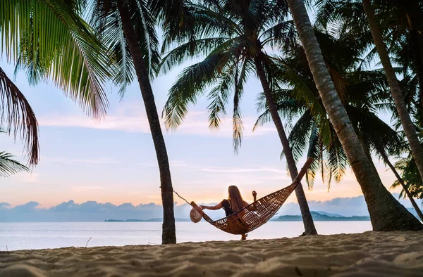 Mujer Joven Sentada Hamaca Balanceándose Exótica Playa Arena Isla Amanecer — Foto de Stock