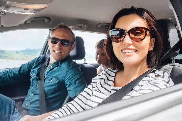 Neşeli Genç Geleneksel Ailenin Uzun Bir Araba Yolculuğu Birlikte Gülümsemesi — Stok fotoğraf
