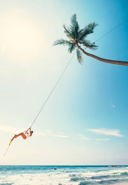 Kadın Tropikal Palmiye Ağacında Sallanıyor Okyanus Dalgaları Üzerinde — Stok fotoğraf