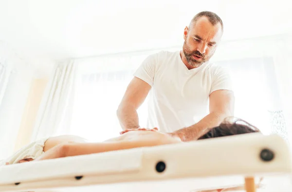 Masseur Man Doet Massage Manipulaties Klant Terug Communiceren Met Paciënt — Stockfoto