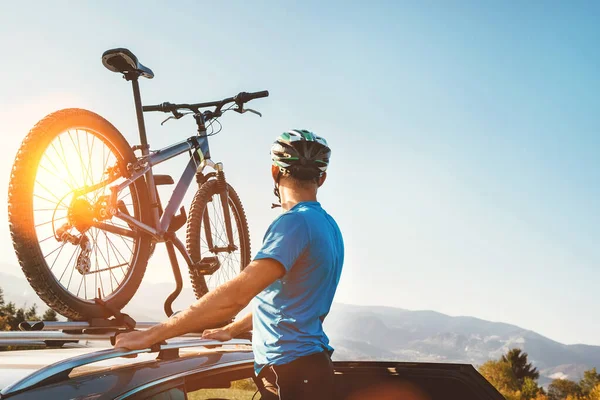 Homme Prend Son Vélo Sur Toit Voiture — Photo