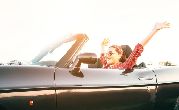 Güneşli Bir Günde Cabriolet Arabasıyla Gülen Neşeli Genç Kadın Kaldırıyor — Stok fotoğraf