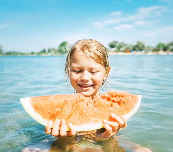 Gadis Tersenyum Kecil Makan Potret Semangka Merah Pantai — Stok Foto