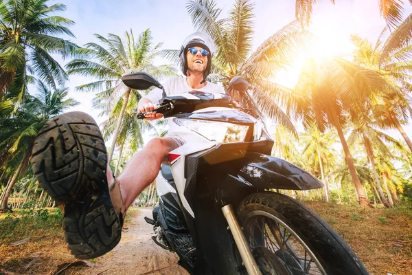 Homem Capacete Seguro Andar Moto Selva Imagem Conceito Férias Exóticas — Fotografia de Stock