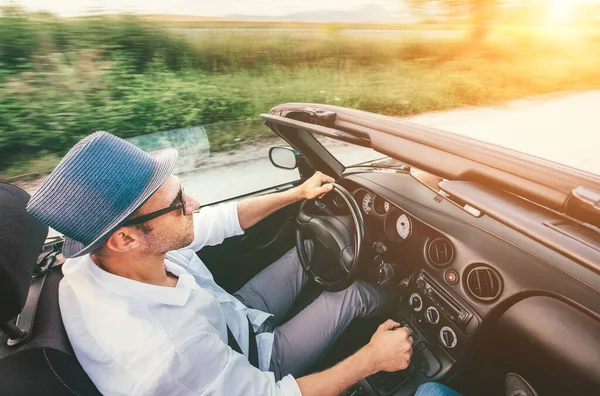 Homem Feliz Dirigindo Carro Cabriolet Por Província Montanha Estrada Vista — Fotografia de Stock