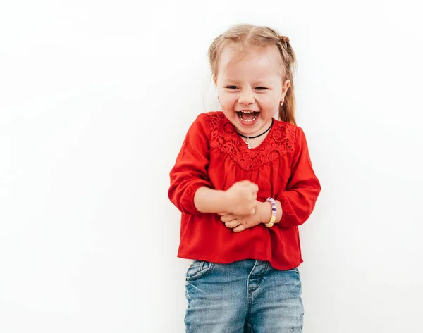 Ευτυχισμένα Συναισθήματα Του Μικρού Κοριτσιού Ντυμένη Κόκκινη Μπλούζα Στο Λευκό — Φωτογραφία Αρχείου
