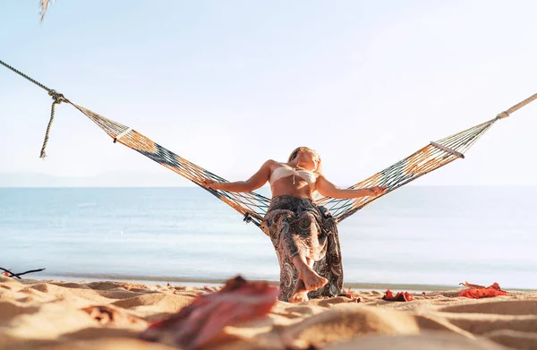Mulher Balançando Rede Praia Oceano Arenoso Graciosamente Dobrando Seu Corpo — Fotografia de Stock