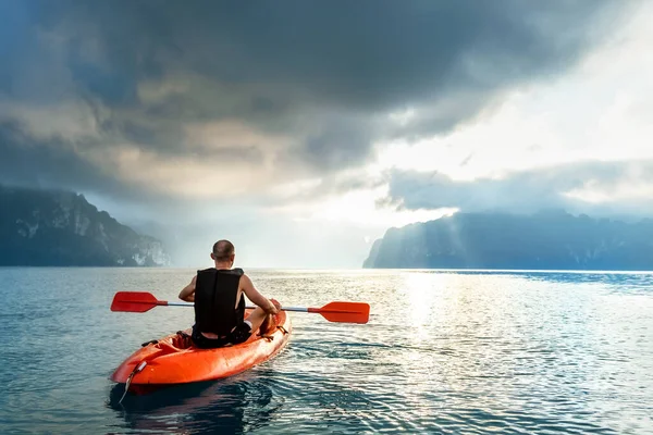 Hombre Flotando Kayak Bajo Cielo Del Amanecer Lago Cheow Lan —  Fotos de Stock