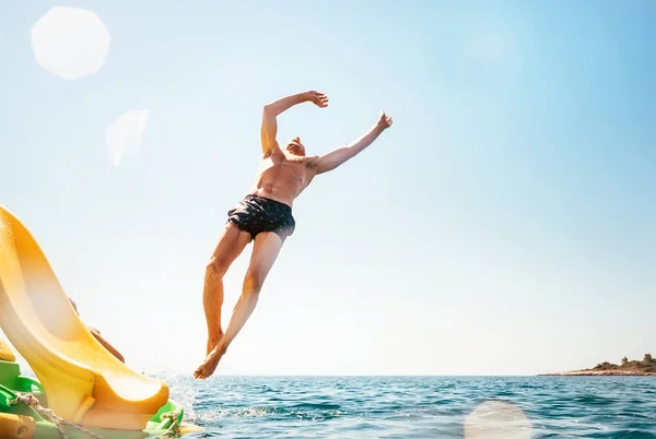 Homem Saltar Para Trás Para Mar Feliz Praia Férias Conceito — Fotografia de Stock