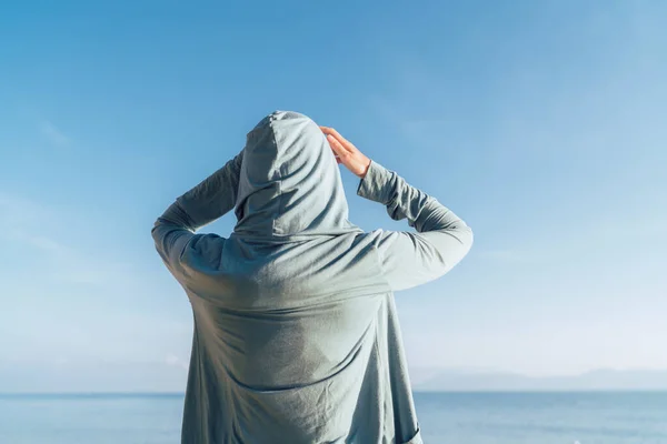 Młoda Kobieta Komfortowej Bluzie Kapturem Ogląda Horyzoncie Morskim — Zdjęcie stockowe