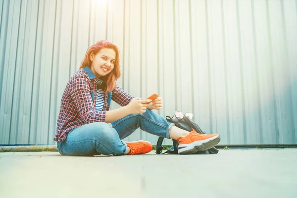 Schöne Moderne Lächelnde Junge Teenagerin Kariertem Hemd Und Jeans Mit — Stockfoto