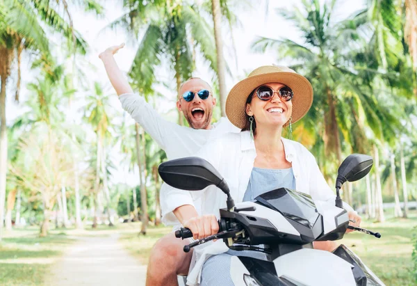 Сміється Щаслива Пара Мандрівників Їздити Мотоциклі Під Час Тропічної Відпустки — стокове фото
