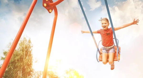Kleine Lachende Meid Zwaait Swing Gelukkige Kindertijd Concept Imago — Stockfoto