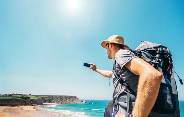 Backpacker Maken Foto Prachtige Oceaan Kust Lijn Met Zijn Smartphone — Stockfoto
