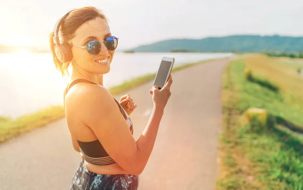 Young Beautiful Female Starting Jogging Listening Music Using Smartphone Wireless — Stock Photo, Image