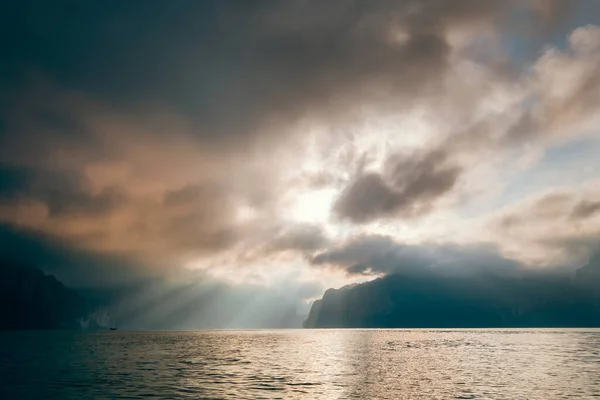 Cheow Lan Lake Frühen Morgen Unter Sonnenaufgang Strahlen Kämpfen Sich — Stockfoto