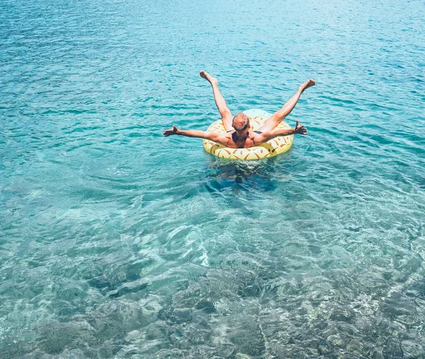 Man Relaxing Swims Inflatable Pineapple Pool Ring Crystal Clear Sea — Stock Photo, Image