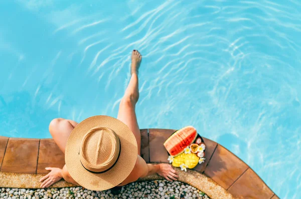 Mulher Chapéu Palha Sentado Lado Piscina Com Prato Frutas Tropicais — Fotografia de Stock