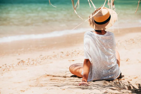 Woman Sitting Sea Beach Palm Tree Shadow Safety Tanning Concept — Stock Photo, Image