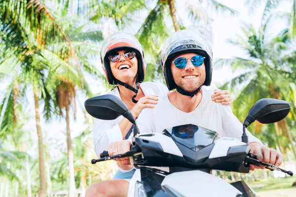 Happy Uśmiechnięta Para Podróżujących Skuterze Motocyklowym Kaskach Bezpieczeństwa Podczas Tropikalnych — Zdjęcie stockowe