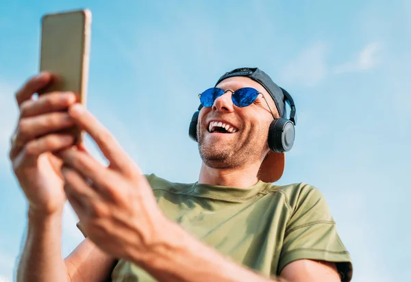 Bearded Man Baseball Cap Wireless Headphones Blue Sunglasses Found Something — Stock Photo, Image