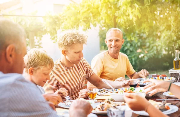 Rodzina Obiad Świeżym Powietrzu Ogrodzie Letnim — Zdjęcie stockowe
