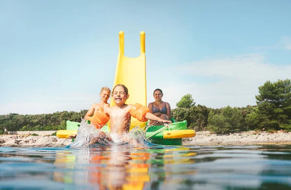 Kleines Mädchen Rutscht Von Schwimmendem Spielplatz Rutsche Katamaran Ins Meerwasser — Stockfoto