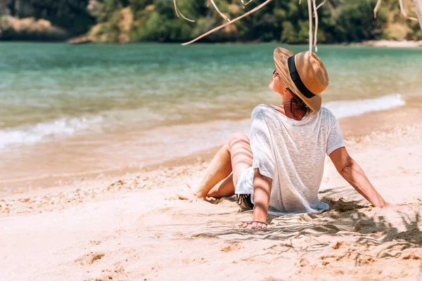 Junge Frau Strand Schatten Der Palmen Sicherheitskonzept Zur Bräunung — Stockfoto