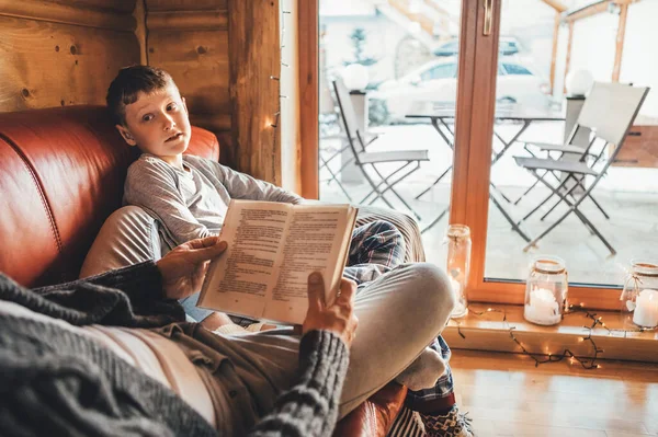 Отец Сын Вместе Читают Книгу Лежа Уютном Диване Теплом Загородном — стоковое фото