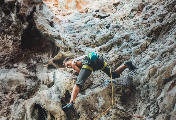 Jeune Alpiniste Grimpant Sur Route Escalade Aide Une Corde Sur — Photo