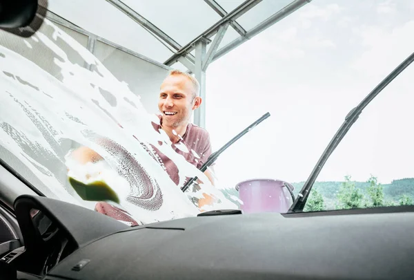 Man Washes His Car Windshield Window Car Camera View — Stock Photo, Image