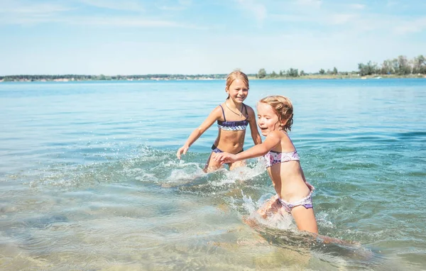 Dos Hermanas Niñas Tonteando Las Tranquilas Olas Del Mar Salpicándose — Foto de Stock