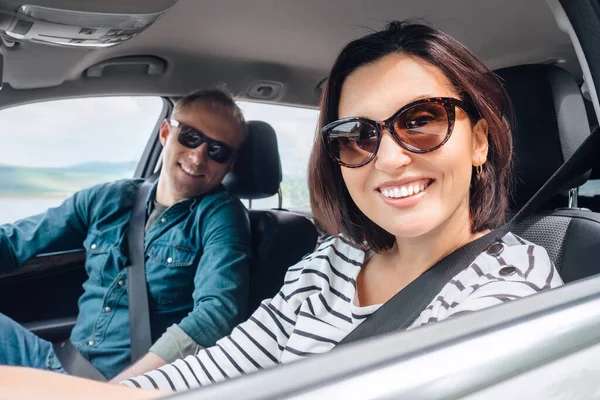 陽気若い伝統的なカップルは長い自動車旅行を持っています 車内の安全走行車のコンセプトワイドアングル画像 — ストック写真