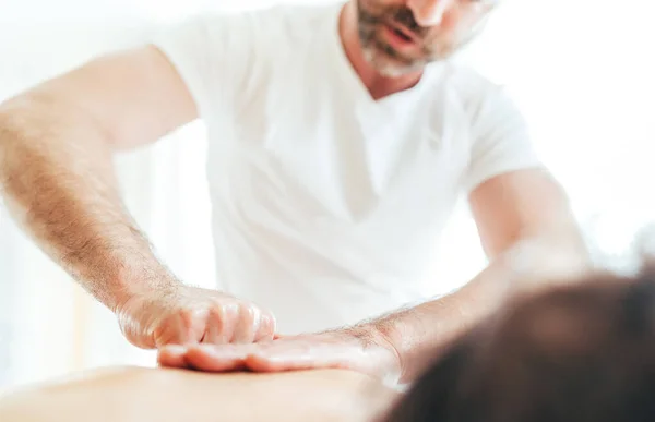 Baard Masseur Man Het Doen Van Massage Manipulaties Scapula Gebied — Stockfoto