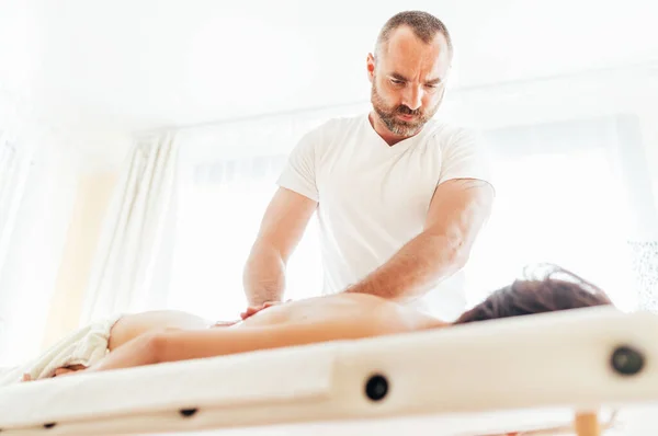 Baard Masseur Het Maken Van Een Therapeutische Rug Massage Voor — Stockfoto