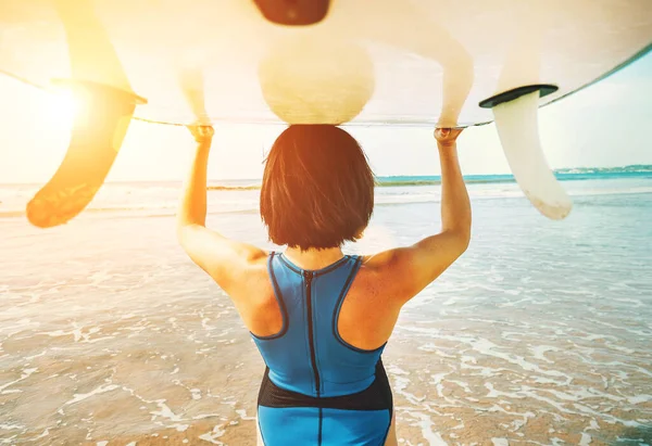 Femme Prend Planche Surf Sur Tête Dans Les Vagues Océan — Photo