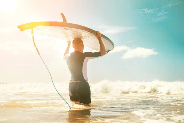 Jovem Surfista Levando Prancha Surf Cabeça Viajando Com Prancha Surf — Fotografia de Stock