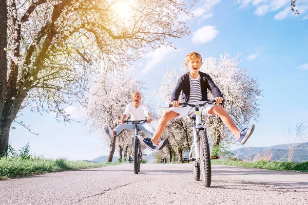 Padre Hijo Divierten Extendiendo Las Piernas Anchas Gritando Montar Bicicleta —  Fotos de Stock