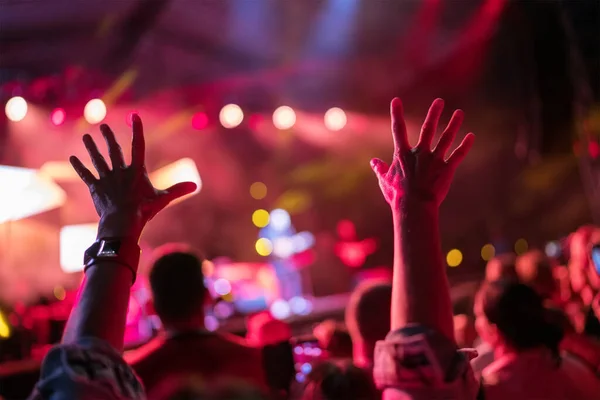 Joven Adolescente Levantó Dos Manos Apoyando Banda Popular Favorita Concierto — Foto de Stock