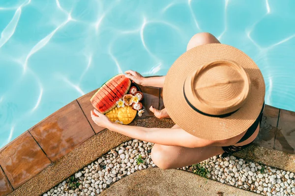 Visão Superior Mulher Caucasiana Chapéu Palha Sentado Lado Piscina Perto — Fotografia de Stock