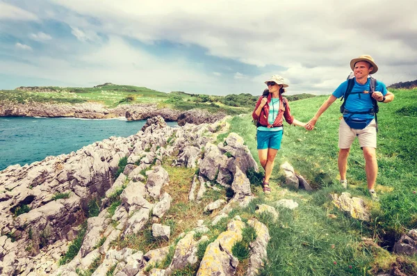 Paio Viaggiatori Zaino Spalla Camminano Sulla Costa Rocciosa Dell Oceano — Foto Stock