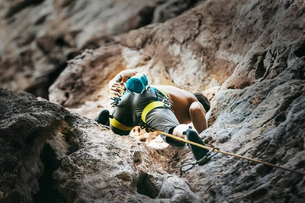 Dağ Tırmanışçısı Kaya Duvarında Tırmanma Rotasında Etkin Zaman Harcama Konsepti — Stok fotoğraf