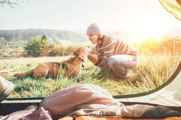 Kvinnan Och Hennes Hund Ömma Scen Nära Tältet Aktiv Fritid — Stockfoto