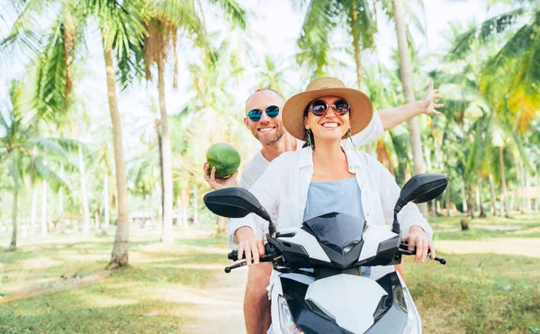 Szczęśliwy Uśmiechnięta Para Podróżników Jazda Skuter Motocykl Pod Palmami Śmiejący — Zdjęcie stockowe