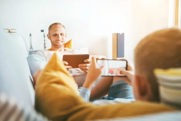 Padre Hijo Jugando Con Tableta Mando Sentado Sala Estar — Foto de Stock