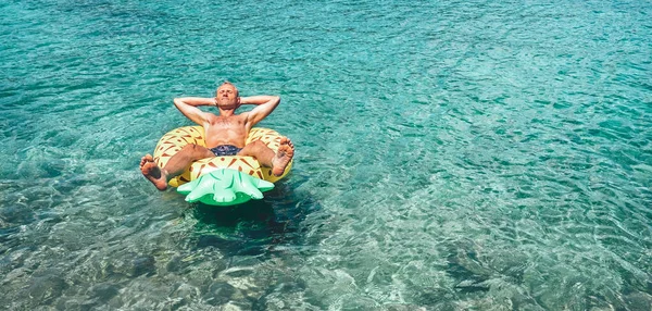 Homme Relaxant Quand Nage Sur Anneau Gonflable Piscine Ananas Dans — Photo