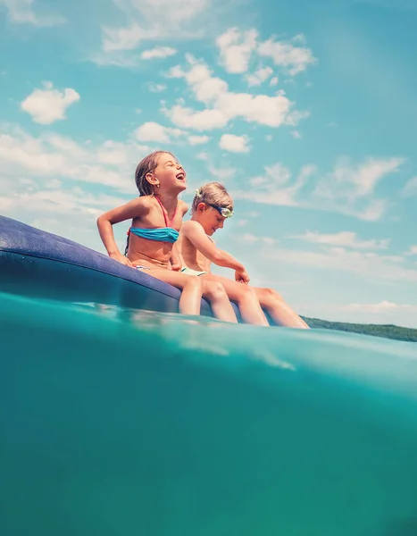 Hermana Hermano Sentados Colchón Inflable Disfrutando Del Agua Del Mar —  Fotos de Stock