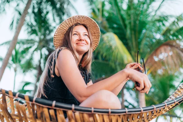 Feliz Sorrindo Jovem Mulher Chapéu Palha Sentado Rede Com Palmeiras — Fotografia de Stock