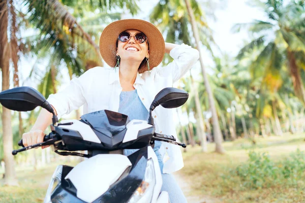 Feliz Sorrindo Viajante Mulher Montando Moto Scooter Sob Palmeiras Países — Fotografia de Stock